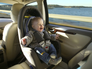 Как безопасно перевезти ребенка в автомобиле